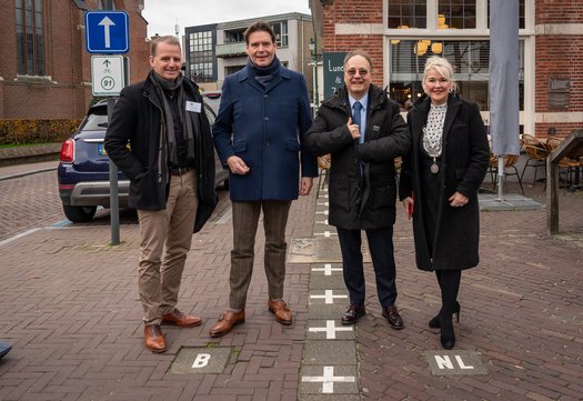 secretaris-generaal Frans Weekers en adjunct-secretaris-generaal Michel-Etienne Tilemans met beide burgemeesters