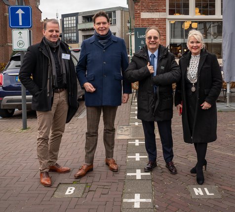 secretaris-generaal Frans Weekers en adjunct-secretaris-generaal Michel-Etienne Tilemans met beide burgemeesters