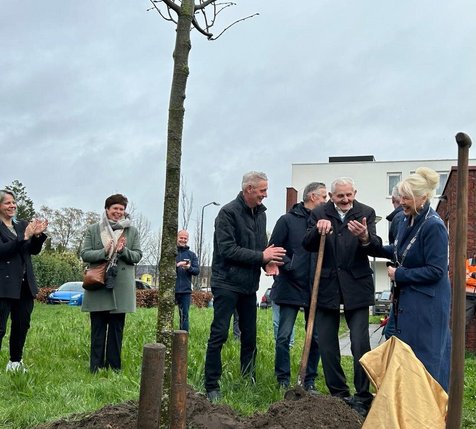 Tiest van den Broek met burgemeester De Hoon-Veelenturf en omstanders rond de boom