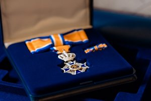 Afbeelding met begrafenis, doos, blauw, overdekt