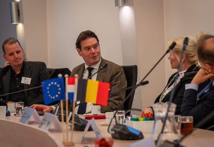 secretaris-generaal Frans Weekers en adjunct-secretaris-generaal Michel-Etienne Tilemans met beide burgemeesters