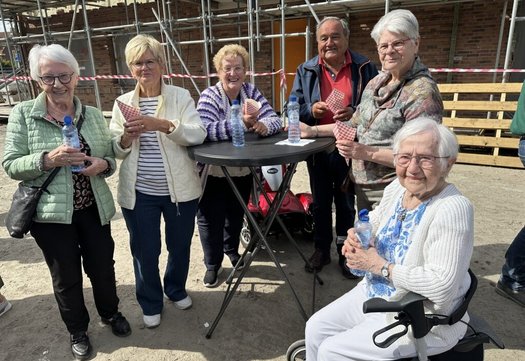 Inwoners tijdens een opening