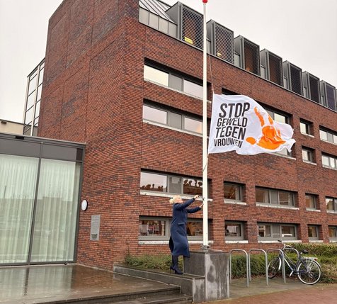 Burgemeester hijst vlag Orange the world