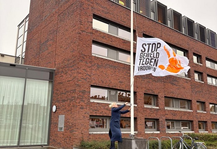 Burgemeester hijst vlag Orange the world