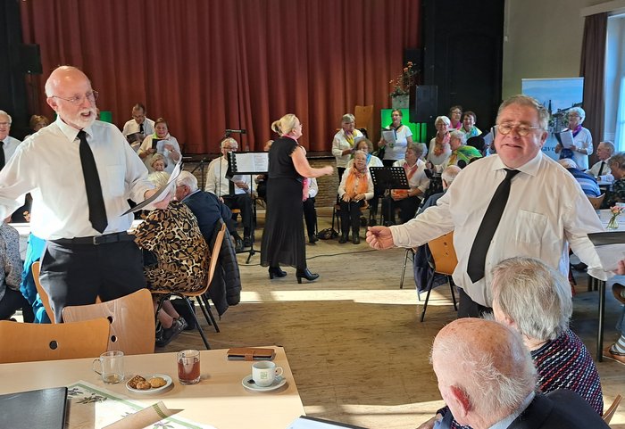 Senioren in gemeenschappelijke ruimte