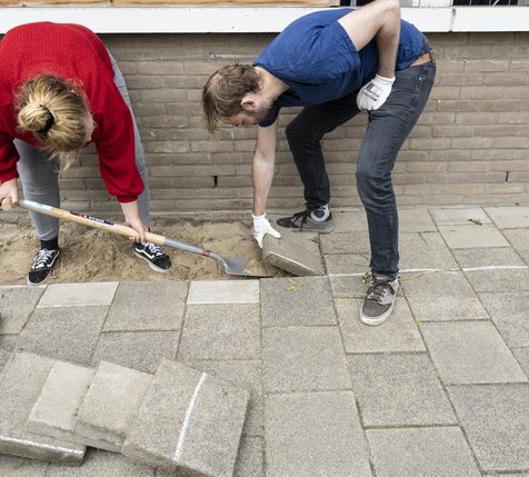 2 mensen die tegelwippen