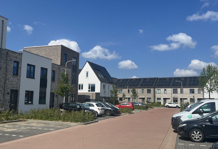 Straatbeeld van nieuwbouwwoningen in Uilenpoort