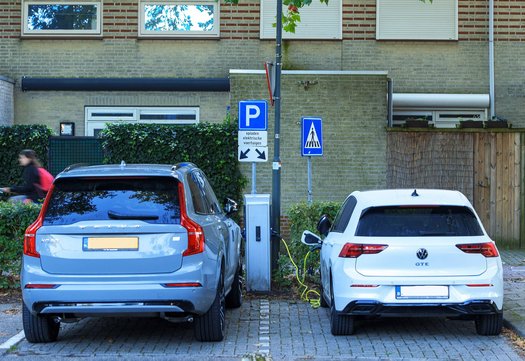 Auto's bij een laadpaal