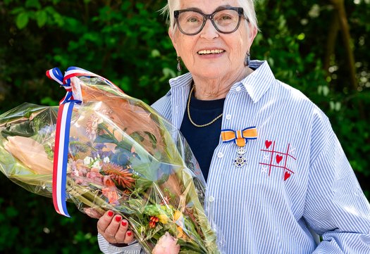 Martine van Tilborg-Zeckendorf met haar lintje