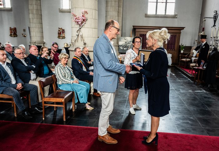 Burgemeester Marjon de Hoon-Veelenturf van Baarle-Nassau en Herman Janssen, voorzitter van de heemkundekring
