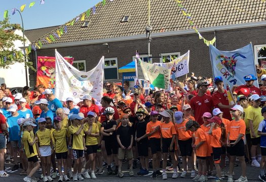 Groepsfoto van kinderen met spanddoeken