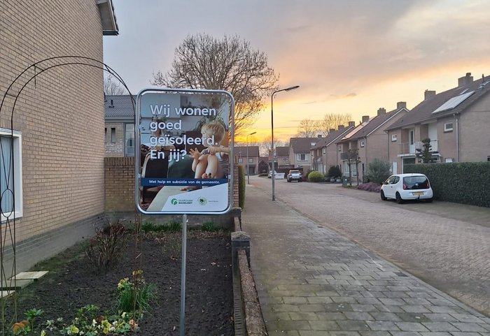 bord in tuin bij huis isolatieactie deelnemer