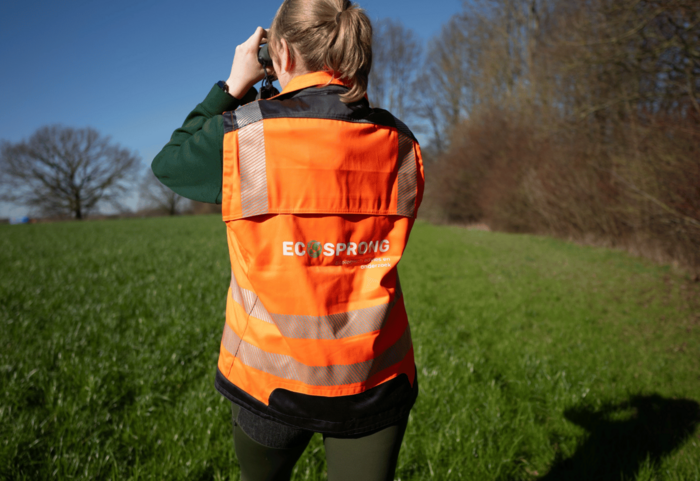 Ecoloog van Ecosprong met verrekijker