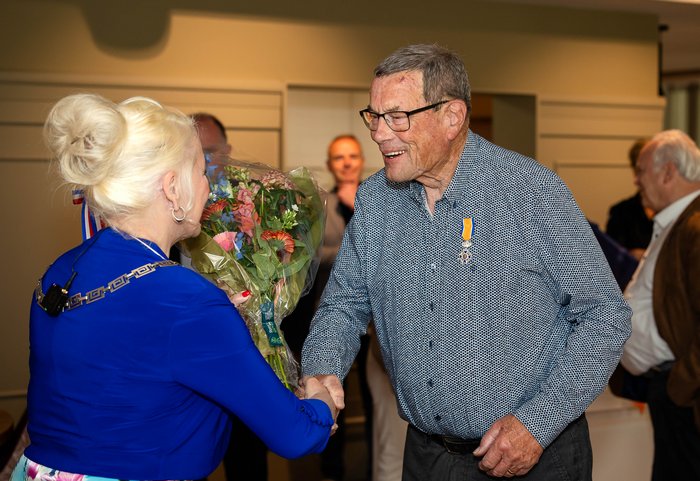 Cor Rossen en burgemeester Marjon de Hoon-Veelenturf