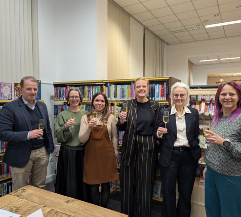 Mensen heffen een glas op de ondertekening
