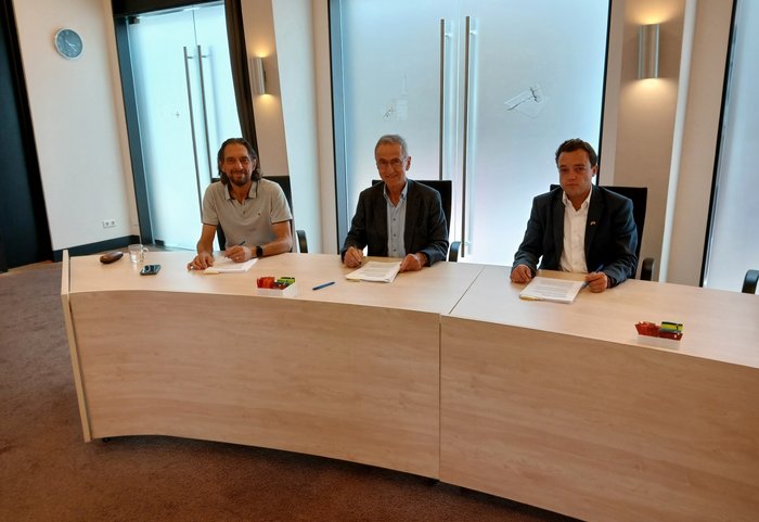 Herman Boer, Van Wijnen Projectontwikkeling Zuid BV, Nico van Gisbergen, Ontwikkelmaatschappij J.A. Van Gisbergen BV en Jannes Kusters, wethouder ruimtelijke ordening, bouwen en volkshuisvesting gemeente Baarle-Nassau