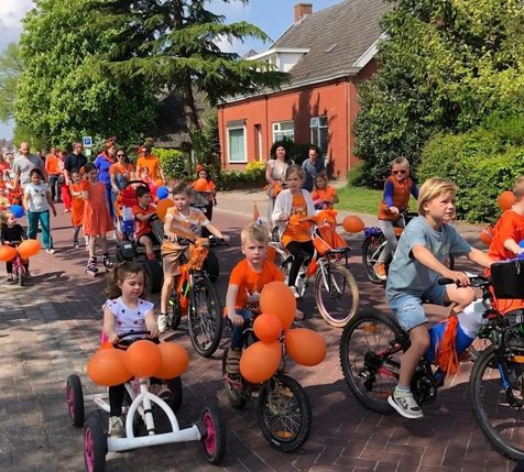 Kinderen op de fiets tijdens Koningsdag